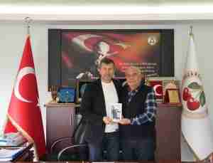 Simav Ticaret ve Sanayi Odası Yönetim Kurulu Başkanı Sayın Şeref KAZCIOĞLU,  pazarlar,Belediye başkanı Bilal DEMİRCİ’yi ziyaret etti.