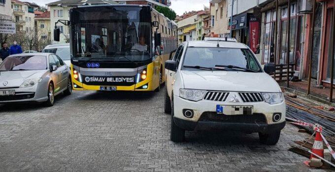 Simav’da Bilinçsiz Park Trafiği Felç Ediyor: Belediye Otobüsü 35 Dakika Yolda Kaldı