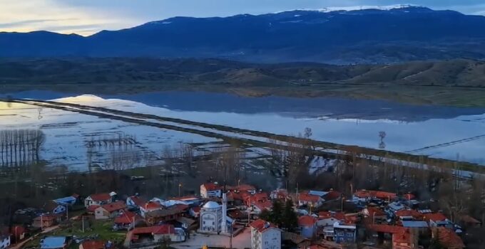 Yoğun yağışların ardından Simav Gölköy’de tarım arazileri sular altında kaldı