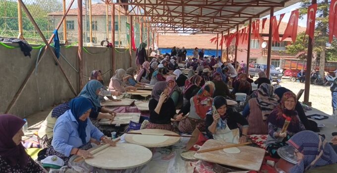 Simav’a bağlı Aksaz Köyü’nde geleneksel gözleme hayrı gerçekleştirildi